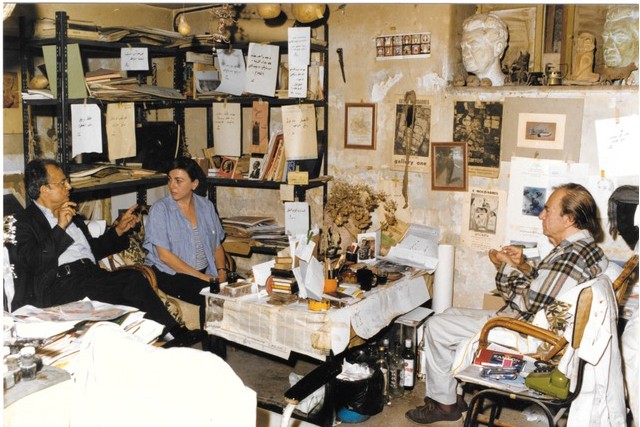 أدونيس ومنى الأتاسي وفاتح المدرس في استوديو الفنان (حوالي منتصف التسعينيات). الصورة بإذن من مؤسسة أتاسي للفنون والثقافة.