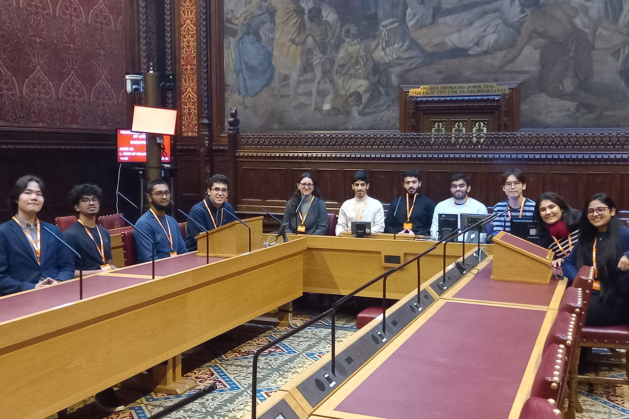 Democracy in Britain: Crisis and Change in Modern Politics