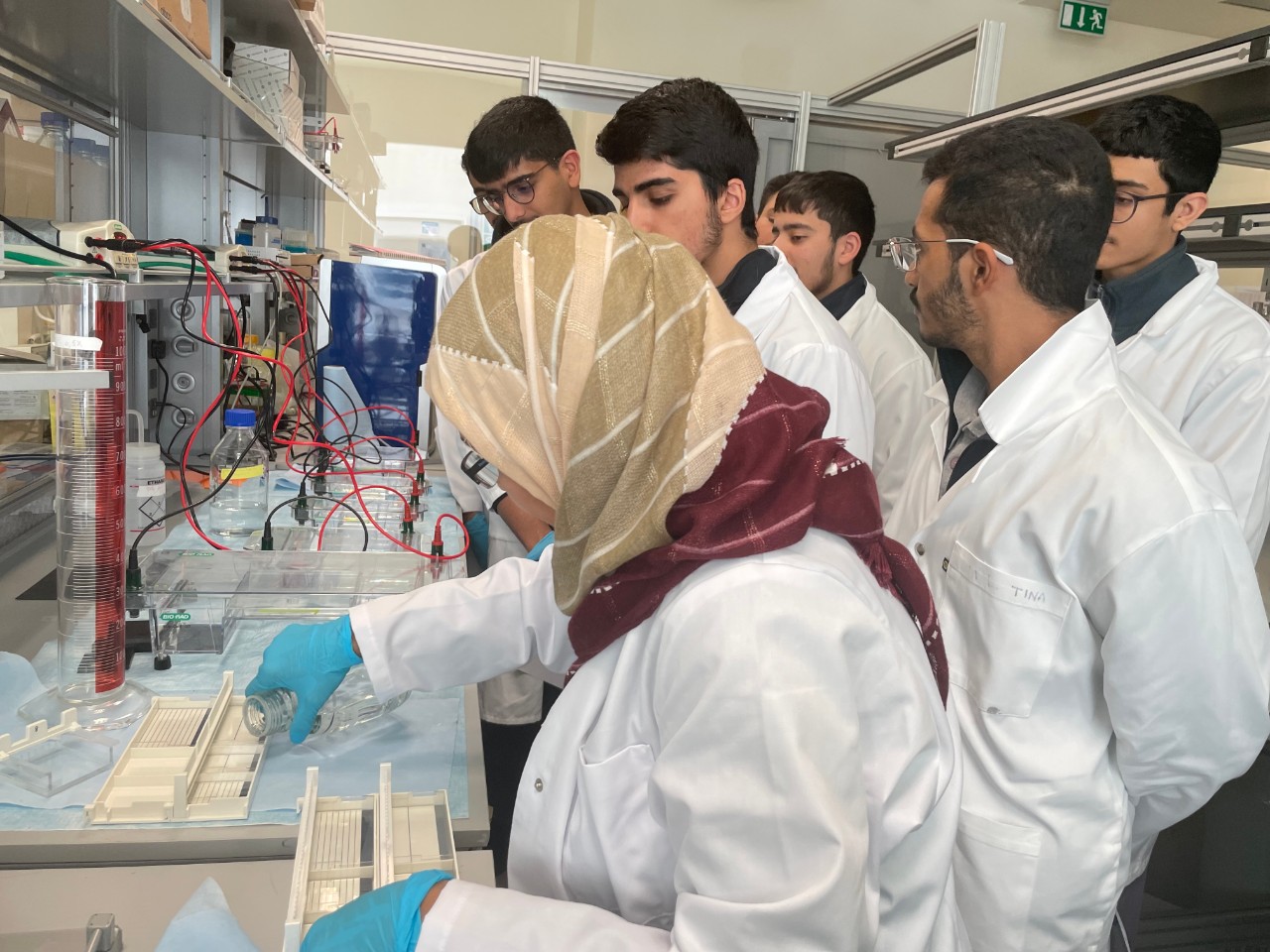 طلاب مدرسة الثانوية التكنولوجيا التطبيقية خلال زيارتهم لمختبرات مركز علوم الجينوم والأنظمة الحيوية