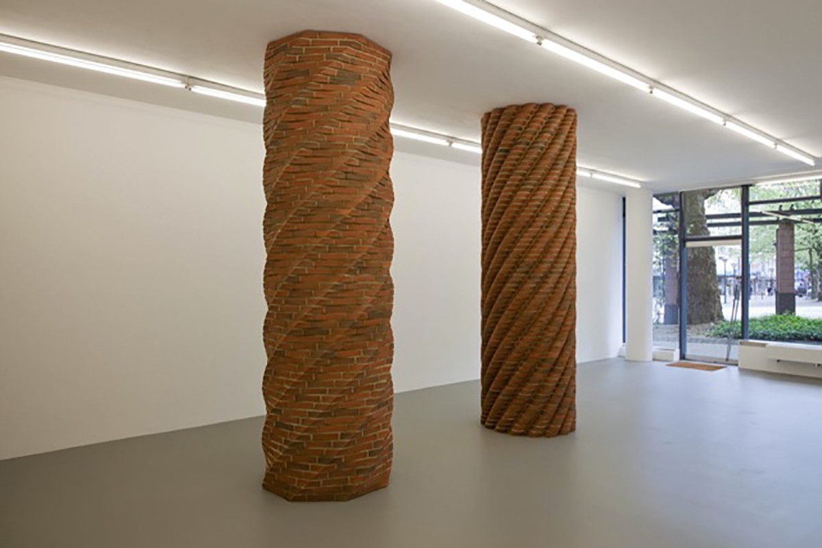 Material: brick, cinderblocksDimensions: height: 320cm, diameter: 98 cmExhibition: Kunstverein Ruhr, Germany (2009)