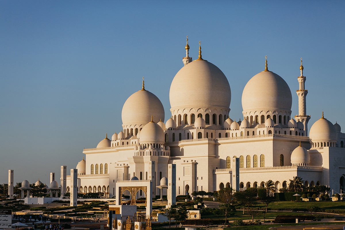 Sheikh Zayed Grand Mosque in Abu Dhabi at sunset.