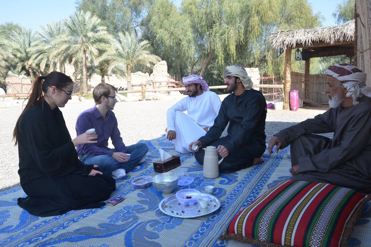 Students on a field visit to Al Ain as part of the Colloquial Arabic: Emirati Dialect course taught by Nasser Isleem. An Immersive 3-week experience including homestays with local families is part of this Community-Based Learning course.