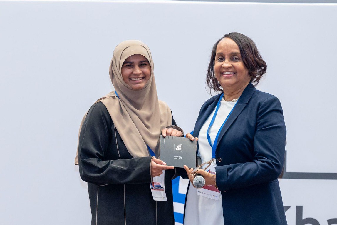 Noora Shuaib presented with a presenter’s gift at the Khalifa University’s ‘Best Practices in Teaching and Learning Conference 2023.’