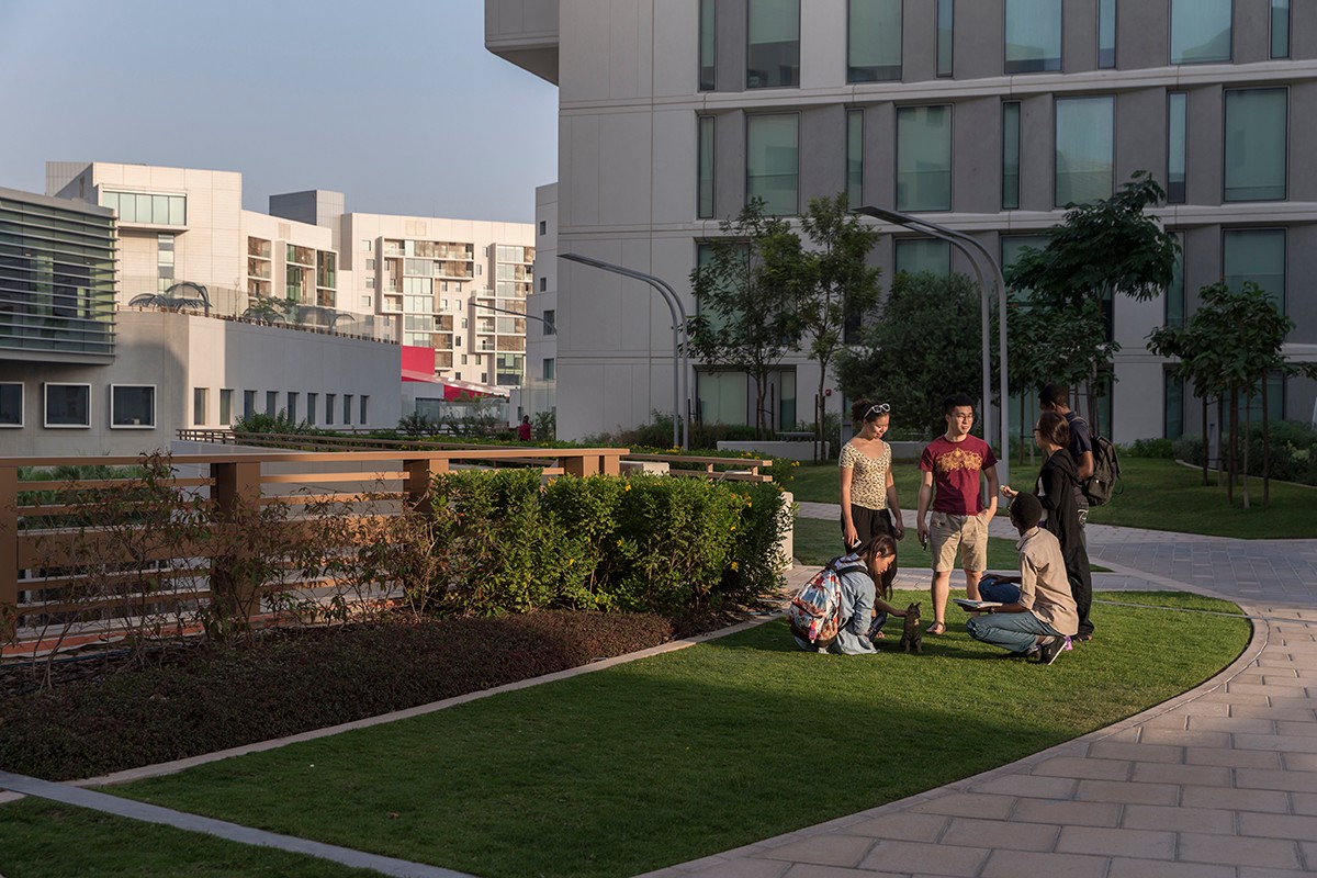 Students hanging out along the High Line on campus.