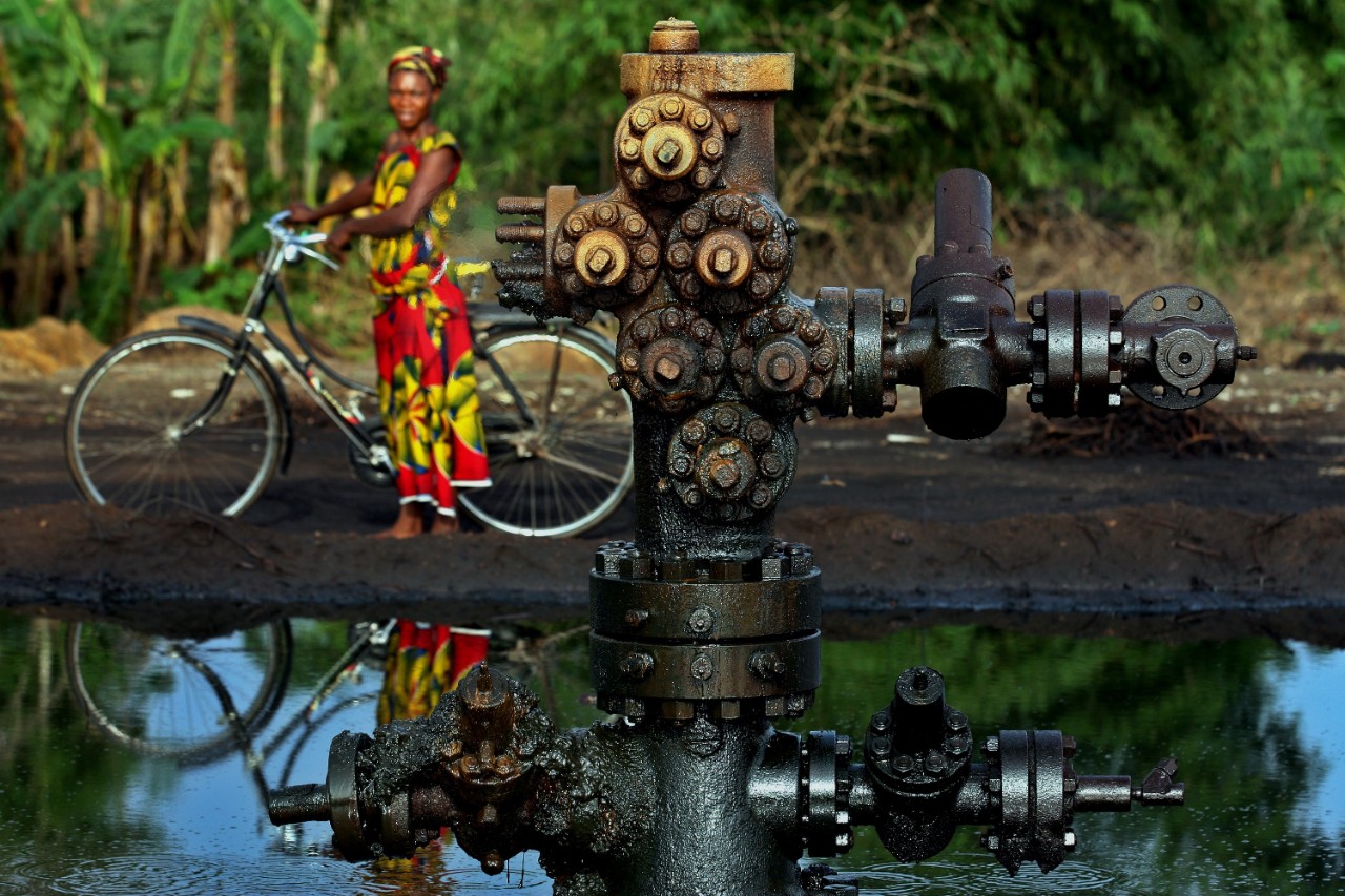 Material and Visual Worlds of Oil Infrastructure in Histories of the Global South
