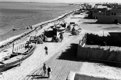Abu Dhabi's waterfront Corniche in 1954. Photo obtained from the National Centre for Documentation and Research.