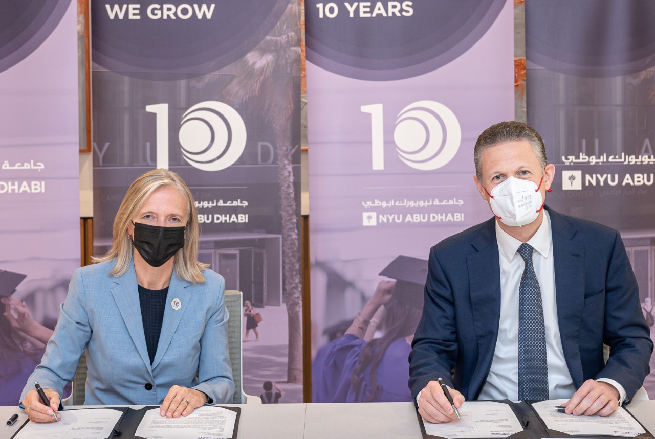 Mariët Westermann and Badr Jafar sigining SPI agreement