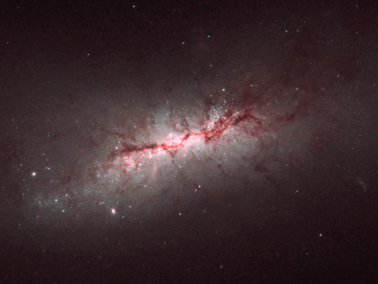 A cosmic romance NGC4424_HST_colour_centre.jpg