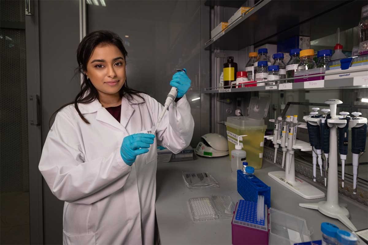 Faten Yasin working in a lab. 