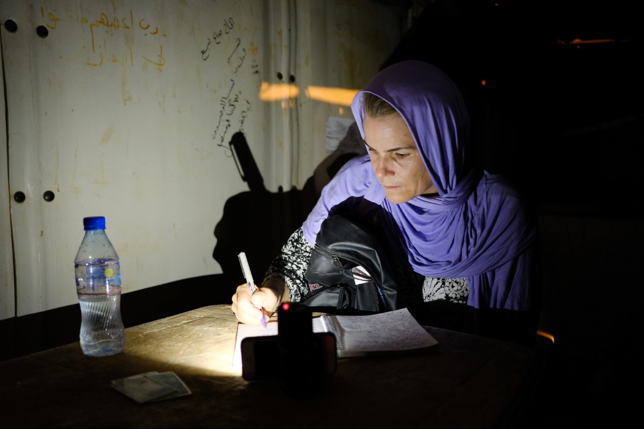 Peutz takes notes during her field studies at the refugee camp. Nadia Benchallal/photographer