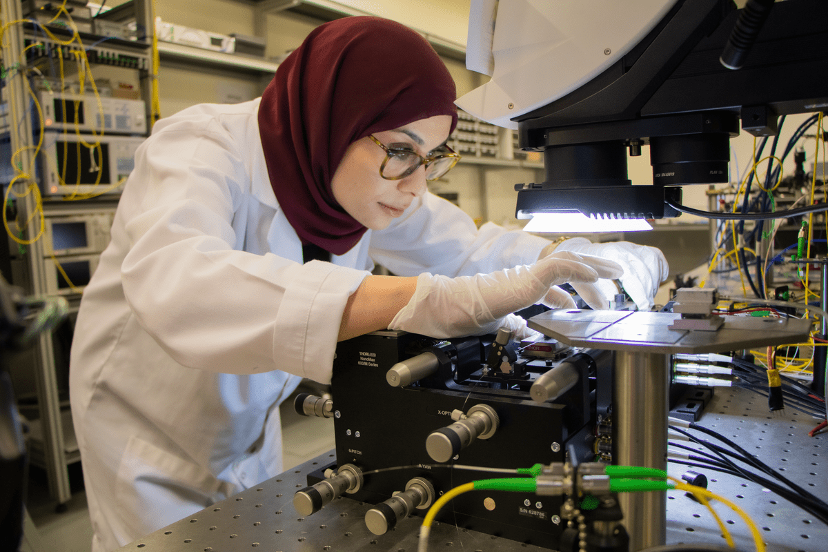 NYU Abu Dhabi Researchers Develop New Technology That Manipulates Light with Remarkable Precision and Minimal Loss