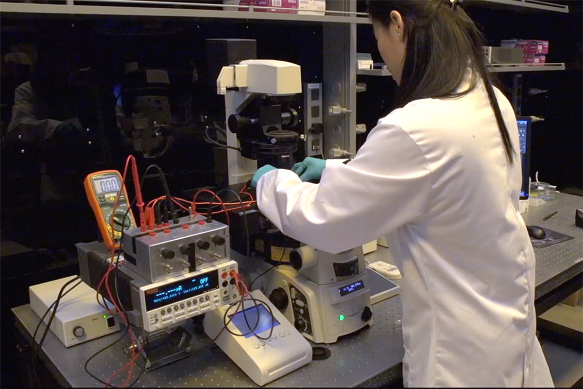 Xi assembling the setup for electrokinetically concentrating DNA on her chip